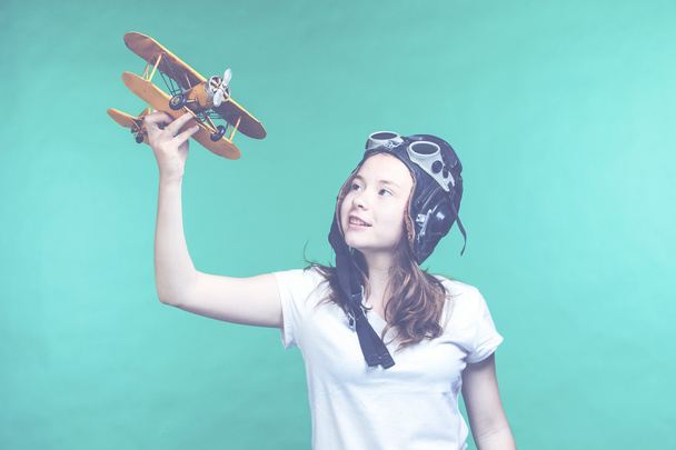 Menina bonito jogando com modelo de avião
 - Foto, Imagem