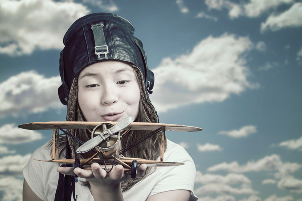 飛行機モデルとかわいい若い女の子 - 写真・画像