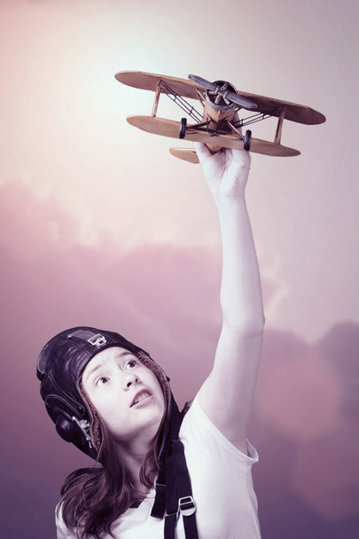 飛行機モデルとかわいい若い女の子 - 写真・画像