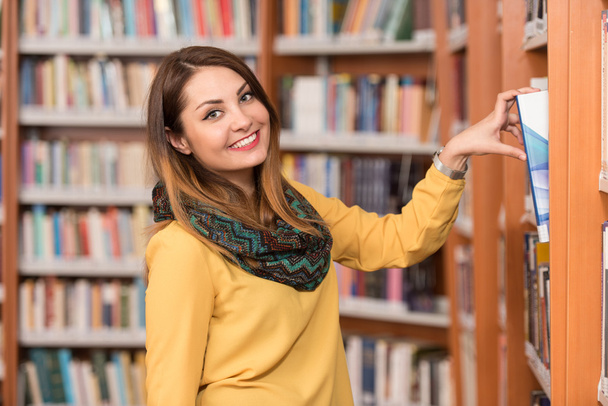 Female College Student In A Library - Foto, imagen
