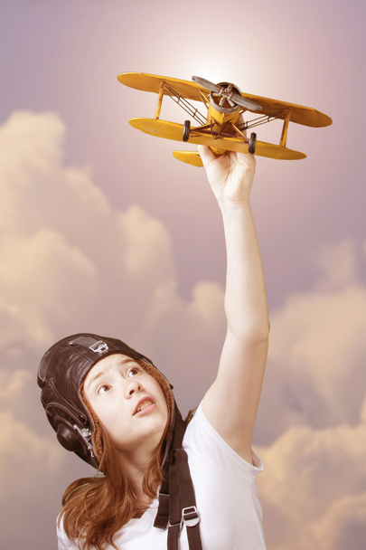 Милая молодая девушка с моделью самолета
 - Фото, изображение