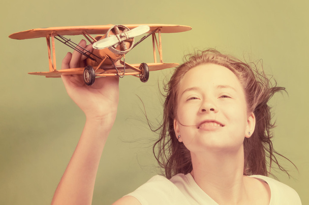 Linda chica jugando con el modelo de avión
 - Foto, Imagen