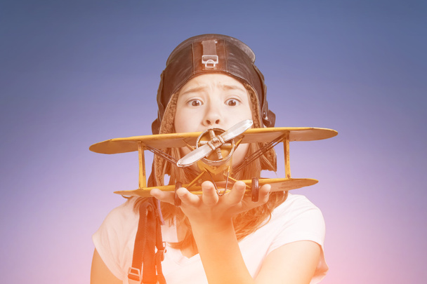 Мила молода дівчина з моделлю літака
 - Фото, зображення