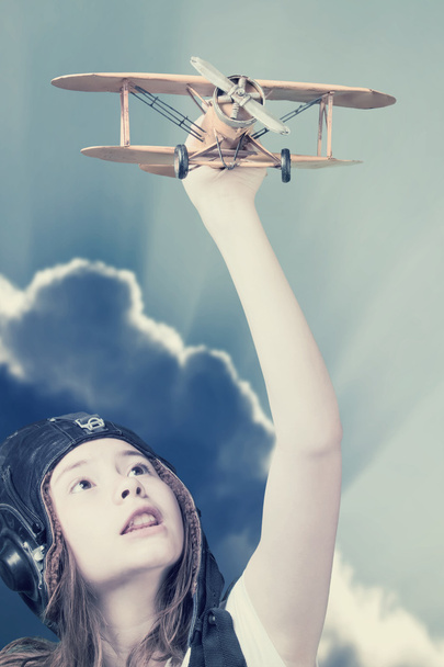 Linda chica joven con modelo de avión
 - Foto, Imagen