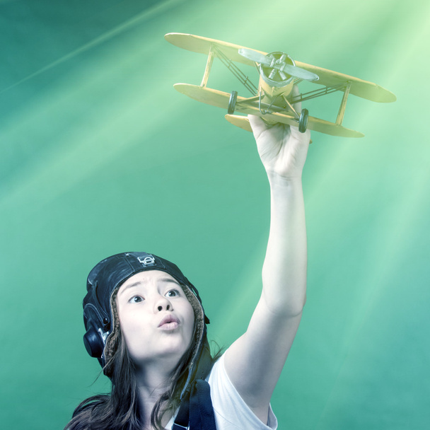 Nettes junges Mädchen mit Flugzeugmodell - Foto, Bild