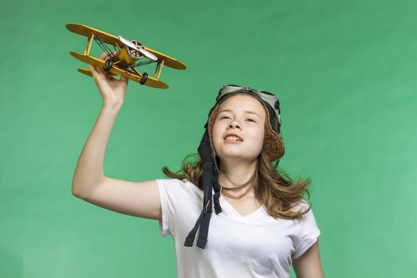 Aranyos lány játszik repülőgép modell - Fotó, kép