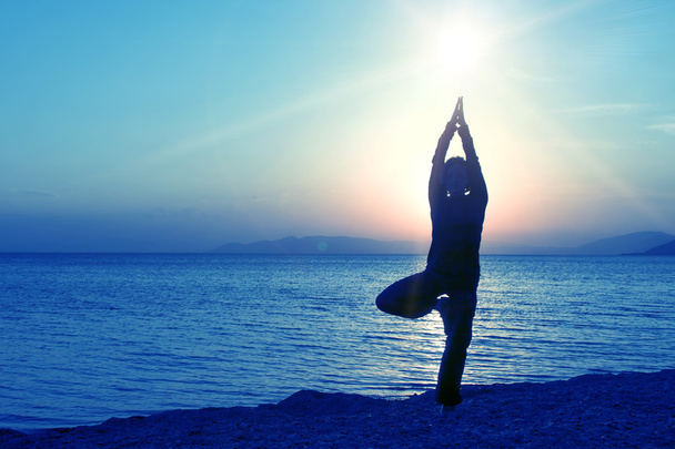 junge Frau beim Yoga - Foto, Bild