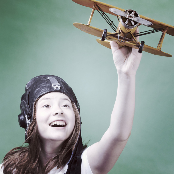 Carino giovane ragazza con modello aereo
 - Foto, immagini
