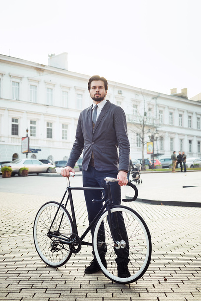 businessman with bicycle - Zdjęcie, obraz