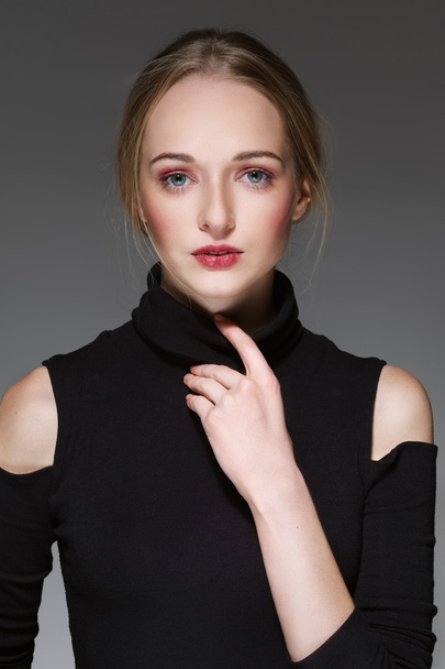 young lady posing in black pullover - Foto, Imagen