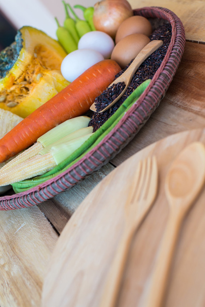 καθαρά τρόφιμα, λαχανικά σύνολο, ξύλινο πιάτο και ξύλινα πιρούνι στο ξύλινο τραπέζι - Φωτογραφία, εικόνα