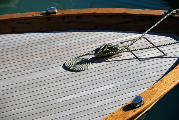 ξύλινη βάρκα με σχοινί - Φωτογραφία, εικόνα