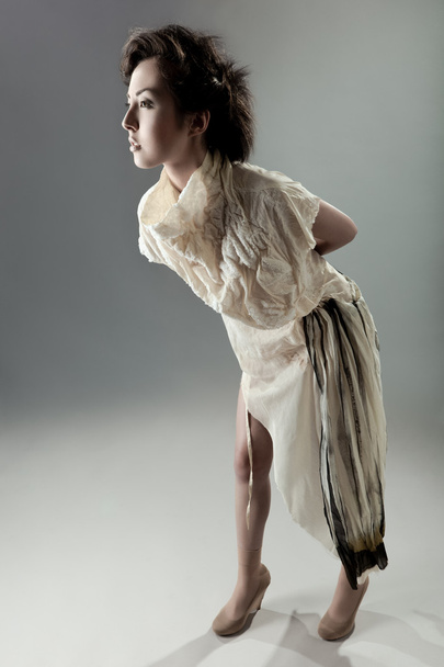Mulher na moda moderna sobre cinza
 - Foto, Imagem