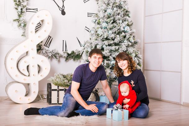 Kerstmis familieportret In huis vakantie woonkamer, huis versieren van een kerstboom - Foto, afbeelding