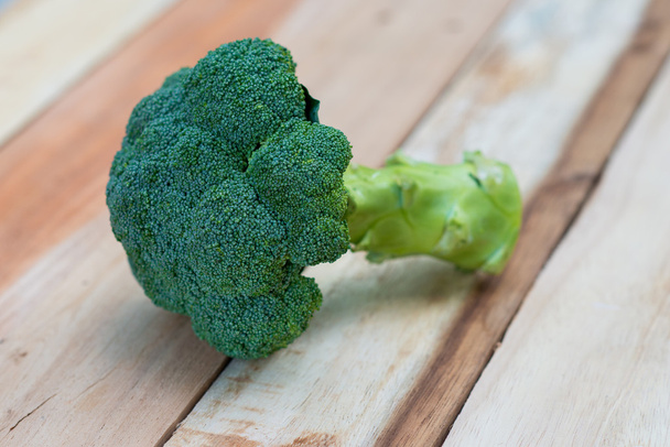 Ahşap zemin, brokoli ahşap masa üzerine taze brokoli - Fotoğraf, Görsel