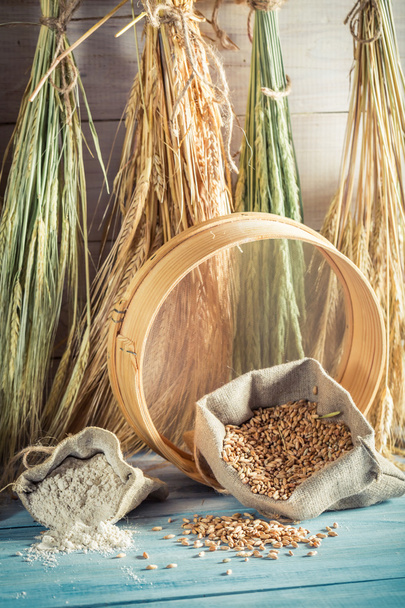 パンといくつかの穀物とロールの自家製食材 - 写真・画像