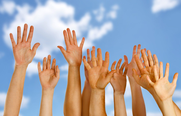 Hände erhoben in der Luft über blauem Himmel - Foto, Bild