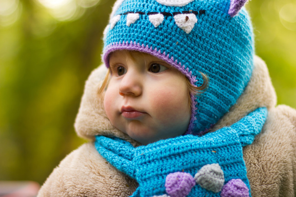 Onnellinen vauva hassussa hatussa kävelyllä. Kävelemässä ulkona syksyllä. syksyn lehdet
 - Valokuva, kuva