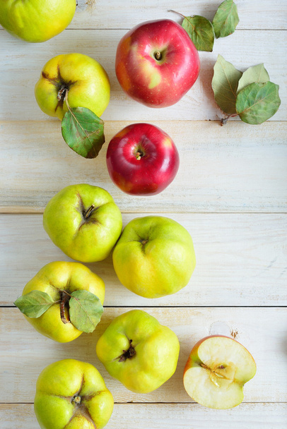 elma ve ayvaları tahta arka plan üzerinde - Fotoğraf, Görsel