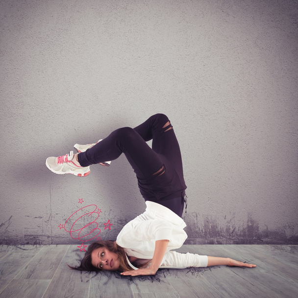 Chica bailarina golpea su cabeza
 - Foto, Imagen