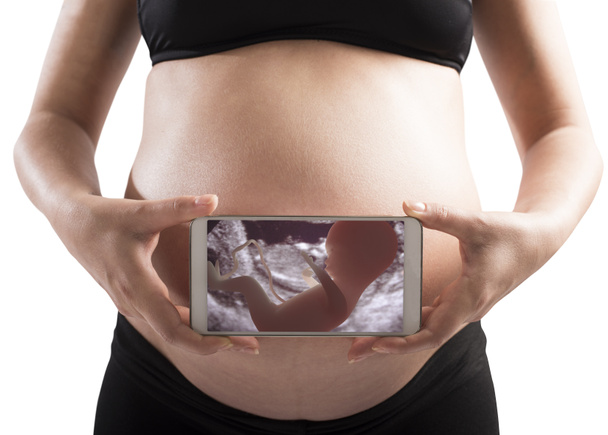 Ecografia de um bebê em um telefone
 - Foto, Imagem