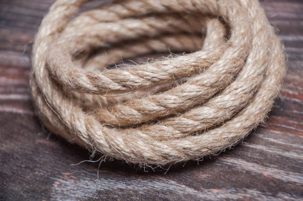 Мотузка на дерев'яних дошках
 - Фото, зображення