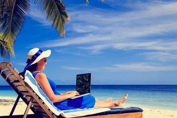 mladá žena s laptopem na tropické pláži - Fotografie, Obrázek