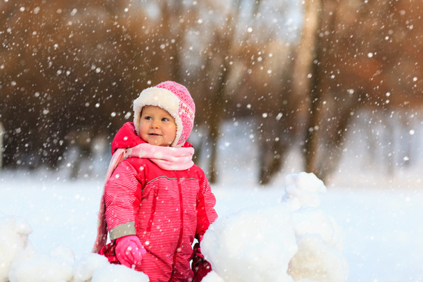mignonne petite fille heureuse jouer en hiver
 - Photo, image