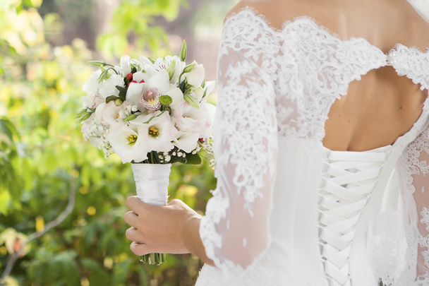 bride holds bouquet - Foto, immagini