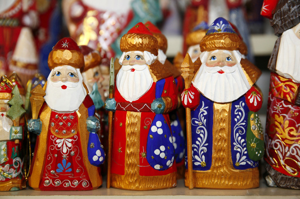 Armee hölzerner Weihnachtsmann-Marionetten auf dem Weihnachtsmarkt - Foto, Bild