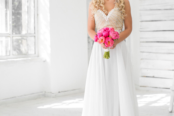 bride holds bouquet - Фото, зображення