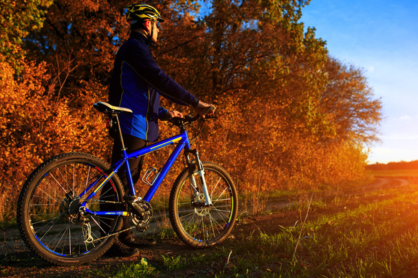 Mountain Bike cyclist riding outdoor - Valokuva, kuva
