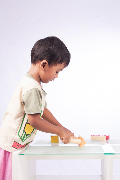 un poco asiático chico jugar juguete bloque de madera
 - Foto, Imagen