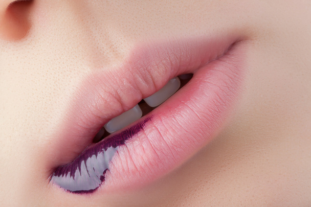 κόκκινα χείλη close-up. - Φωτογραφία, εικόνα