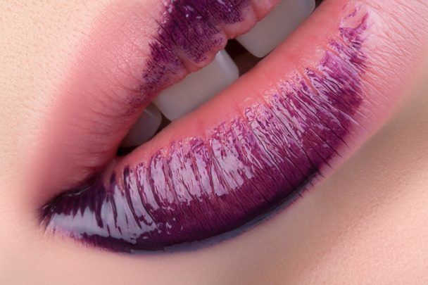 rode lippen close-up. - Foto, afbeelding