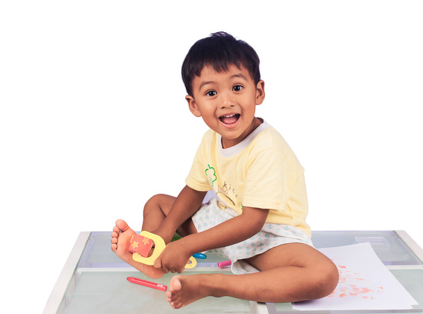 маленький азіатський хлопчик малює колір на собі в кімнаті
 - Фото, зображення