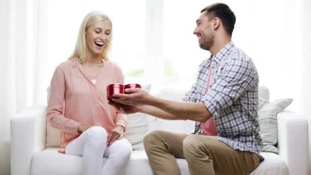man giving woman red heart shaped gift box - Filmati, video