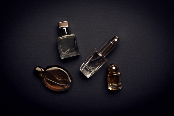 暗い背景に異なる香水瓶 - 写真・画像