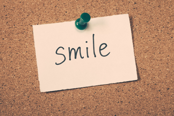 Lächeln Notiz am Schwarzen Brett geheftet - Foto, Bild