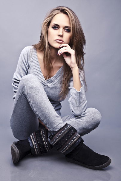 Young sporty woman siting on the studio floor - Foto, Imagem