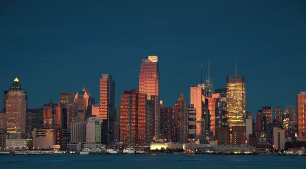 hermoso paisaje urbano de Nueva York sobre el Hudson
 - Foto, Imagen