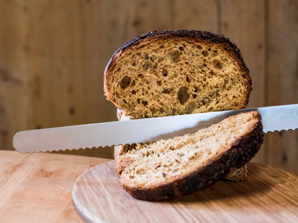 穀倉のパンをスライス - 写真・画像