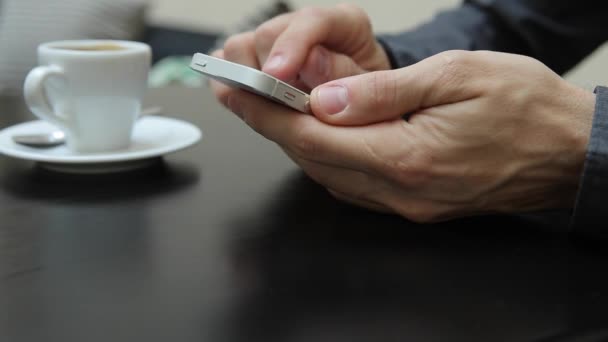 Hände blättern durch einen Bildschirm auf Ihrem Smartphone - Filmmaterial, Video