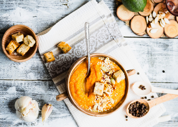 Pumpkin soup with carrots and homemade croutons in clay pots, ru - Foto, afbeelding