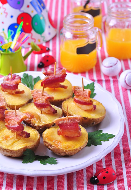 Pečené brambory s anglickou slaninou "lodě" pro dětské party - Fotografie, Obrázek