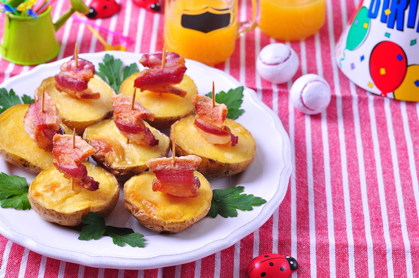 Batata assada com bacon "barcos" para festas infantis
 - Foto, Imagem