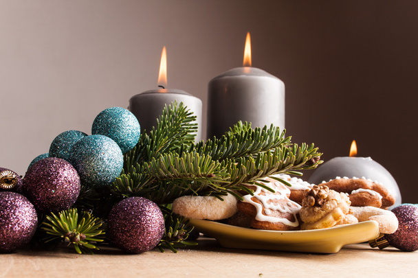 Μπισκότα Χριστουγέννων και κεριά στο ξύλινο τραπέζι - Φωτογραφία, εικόνα