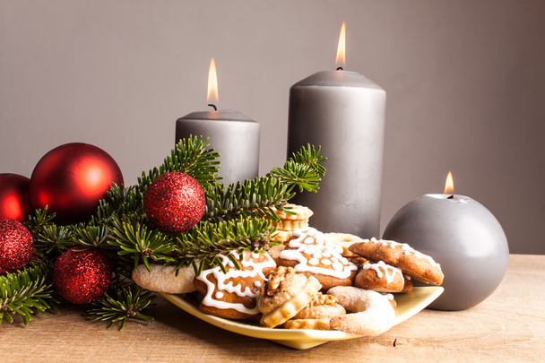 Christmas cookies en kaarsen op houten tafel - Foto, afbeelding