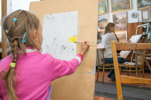 Öt éves lány és anya tanulás festék a művész stúdió - Fotó, kép