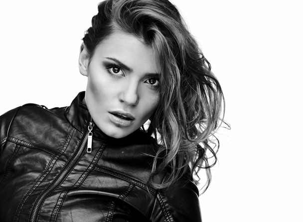 Beautiful young woman on leather jacket. - Foto, imagen